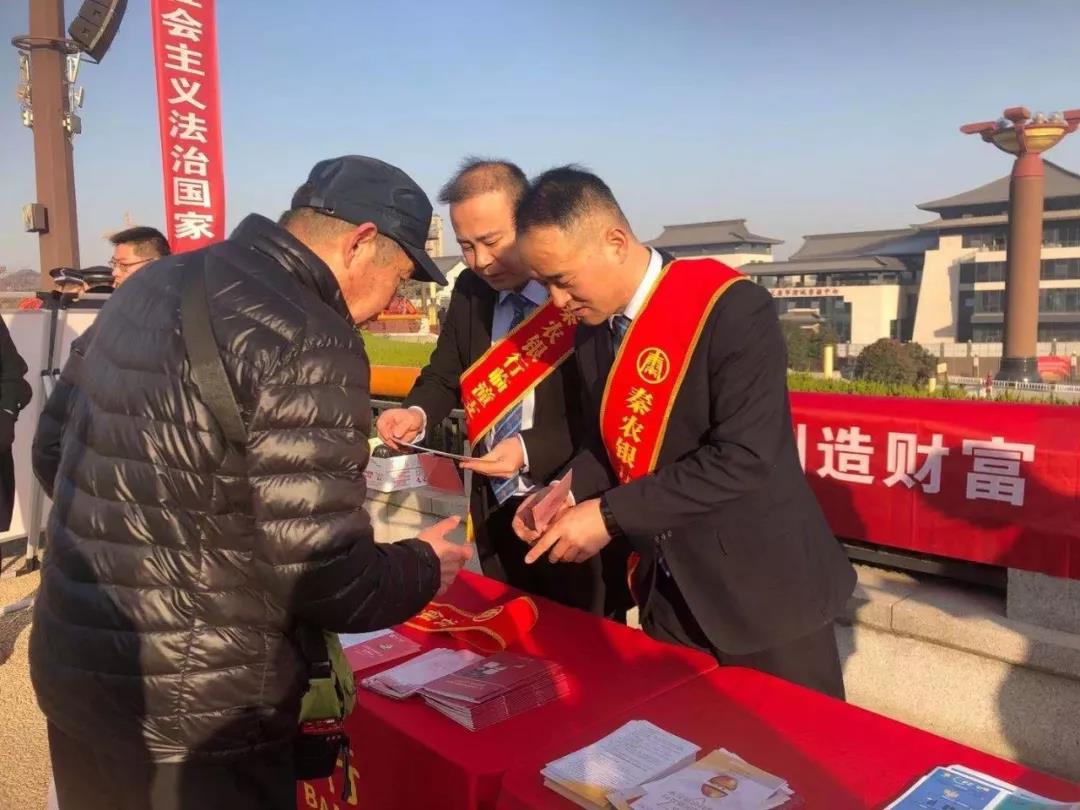 181589793745215195.jpeg 临潼支行开展弘扬宪法精神宣传活动2.jpg