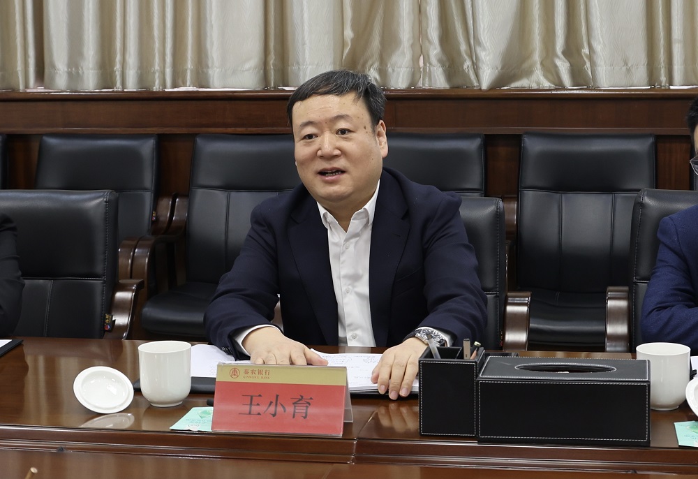 12月15日,曲江新区管委会党工委副书记王小育一行赴秦农银行进行座谈