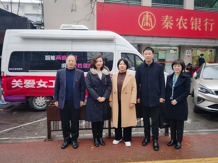 211640083942274345.jpeg 2-750 陕西省财贸金融轻工工会夏洁副主席一行在秦农银行雁塔长延堡支行筛查点看望慰问 (2)(1).jpg