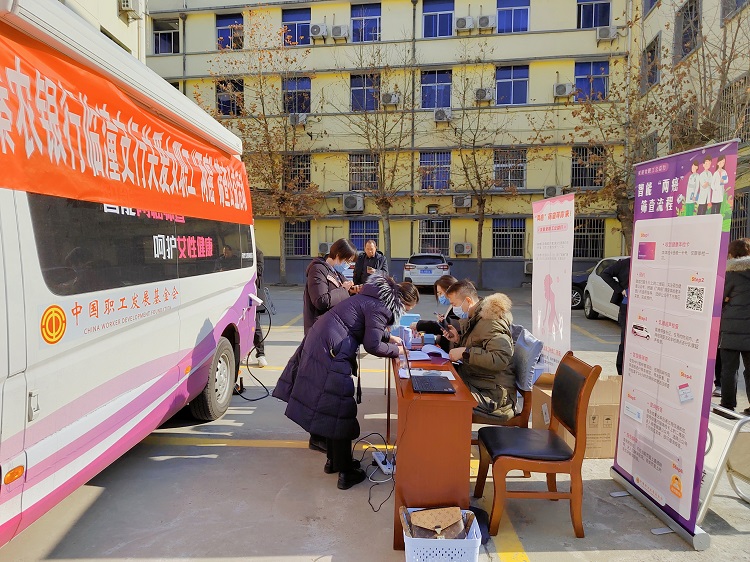 211640084015182093.jpeg 5-750临潼支行筛查点职工登记筛查现场(1).jpg