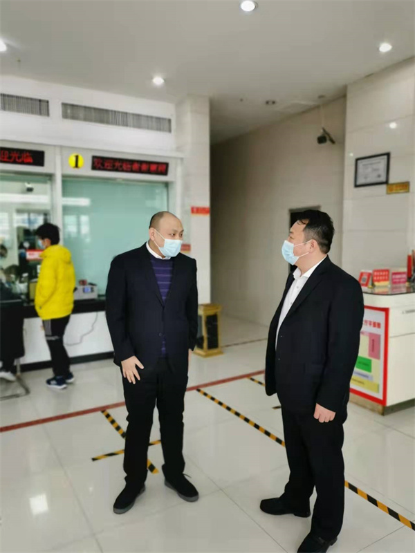 陈行长在鱼斗路支行调研复工情况.jpg