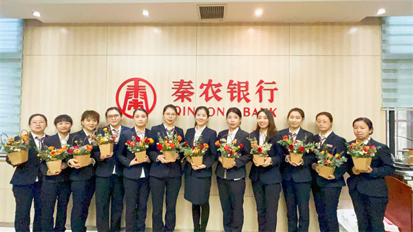 091646809348169163.jpeg 鱼化支行-插花合影.jpg