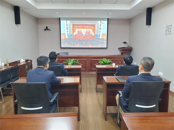 171665992202624132.jpeg 支行党委观看影像资料 (5).jpg