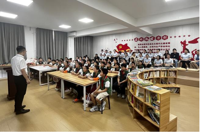 “法”在身边 “典”亮生活--浐灞支行开展“民法典宣传月”系列活动
