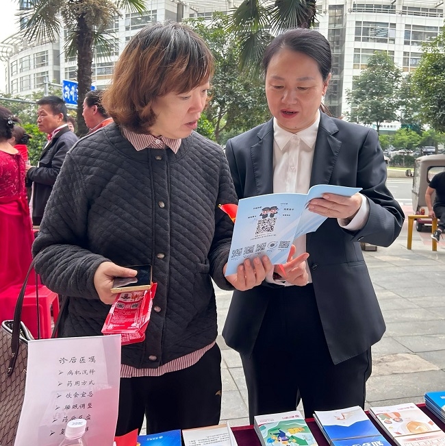 高新支行参加世纪颐园社区“佳节双辉映，金秋共此情”文艺庆典活动