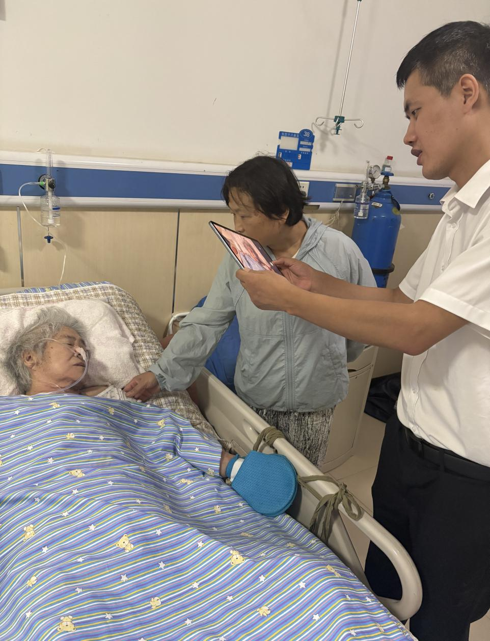 雁塔支行营业室换卡服务： 走进社区和医院，奏响服务“暖心曲”